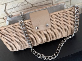 Bolso pequeño mimbre trenzado beige cadena