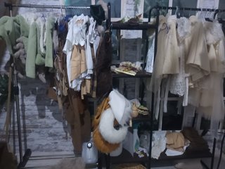 3 decorados + vestuario