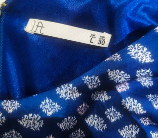 Vestido azul con estampado blanco