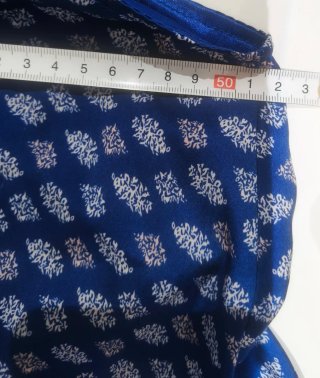 Vestido azul con estampado blanco