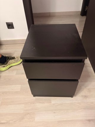Mesita de noche de madera oscura