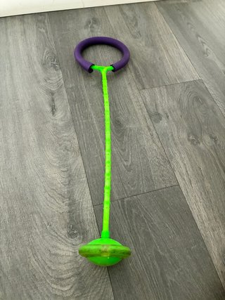 Saltador de tobillo verde y morado