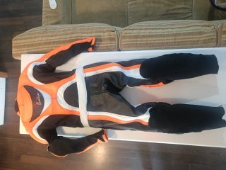 Traje de moto infantil naranja y negro