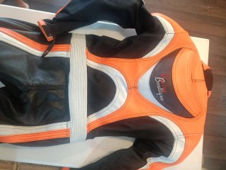 Traje de moto infantil naranja y negro