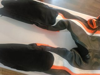 Traje de moto infantil naranja y negro