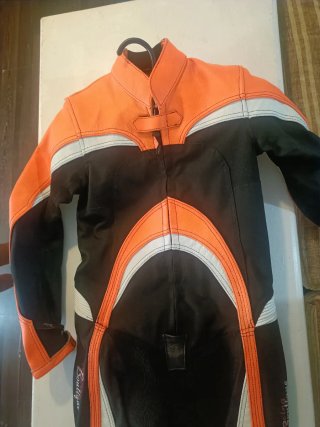 Traje de moto infantil naranja y negro