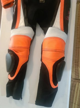 Traje de moto infantil naranja y negro
