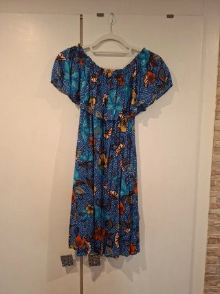 Vestido estampado azul y multicolor con bolsillos.