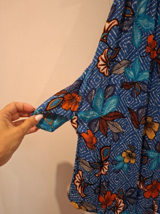 Vestido estampado azul y multicolor con bolsillos.