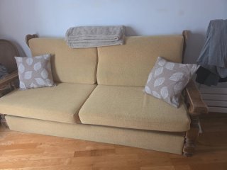 Sofá cama madera y tela amarillo