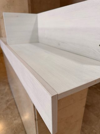 Estantería moderna de madera blanca