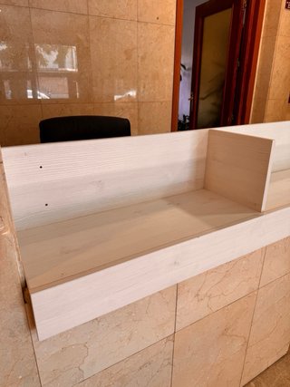 Estantería moderna de madera blanca