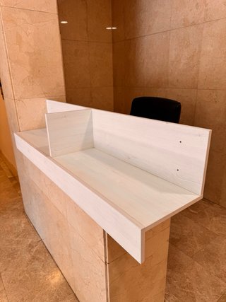 Estantería moderna de madera blanca