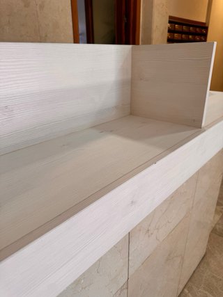 Estantería moderna de madera blanca
