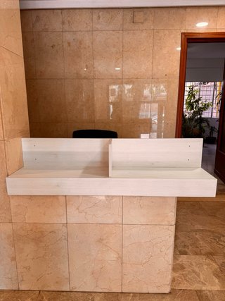 Estantería moderna de madera blanca