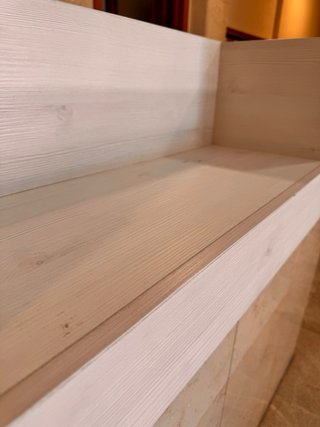 Estantería moderna de madera blanca