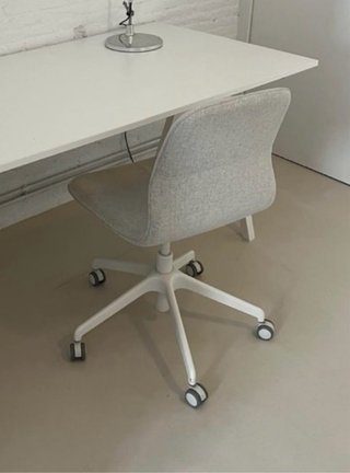 Silla de escritorio Ikea gris y blanca