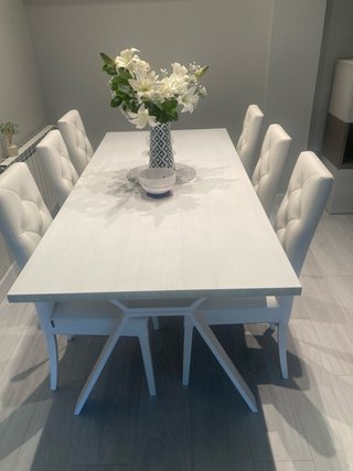 Mesa de comedor y 6 sillas blancas