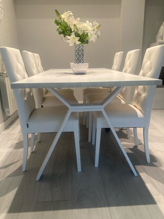 Mesa de comedor y 6 sillas blancas