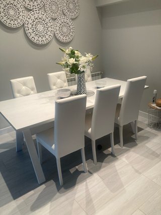 Mesa de comedor y 6 sillas blancas