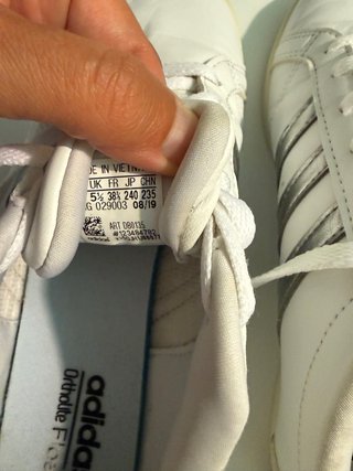 Zapatillas Adidas Blancas y Plateadas