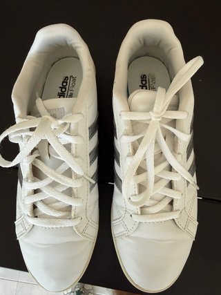 Zapatillas Adidas Blancas y Plateadas