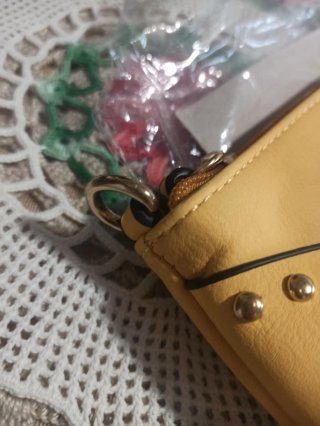 Bolso amarillo lazo tachuelas sin estrenar