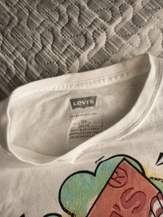 Camiseta Levi's niño con estampado helado