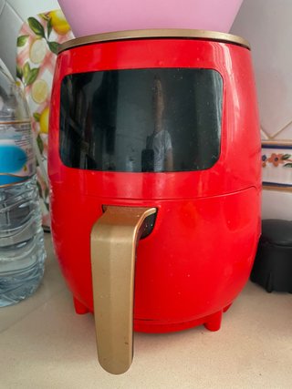 Freidora de aire roja