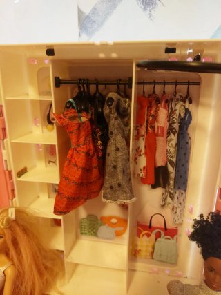 Barbie con armario y accesorios