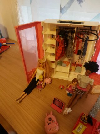 Barbie con armario y accesorios