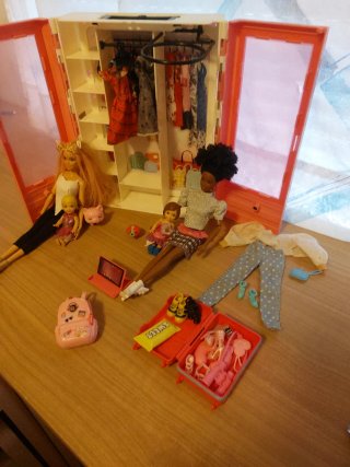 Barbie con armario y accesorios