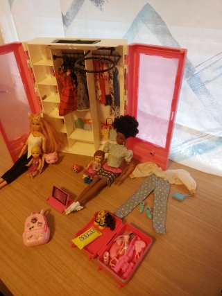 Barbie con armario y accesorios