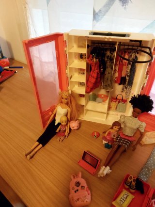 Barbie con armario y accesorios