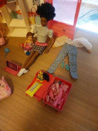 Barbie con armario y accesorios