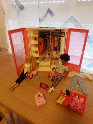 Barbie con armario y accesorios