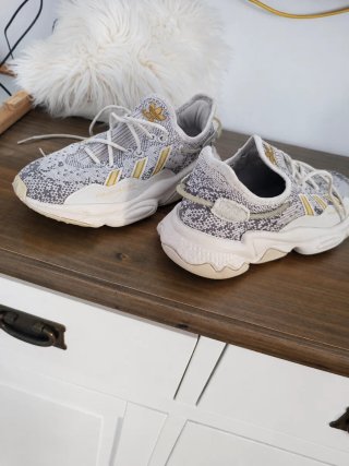 Zapatillas Adidas Ozweego grises y blancas