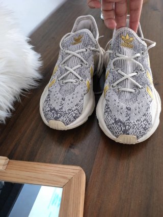 Zapatillas Adidas Ozweego grises y blancas