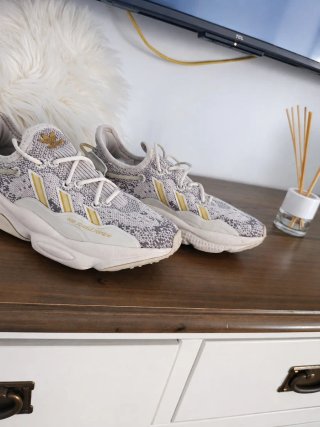 Zapatillas Adidas Ozweego grises y blancas
