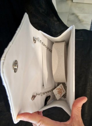 Elegante cartera de mano- NUEVA.