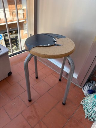 Taburete metálico y de madera