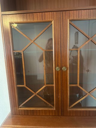 Vitrina de madera maciza con puertas de cristal