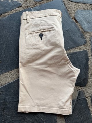 Pantalón corto beige chico