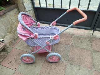 Carrito de muñecas rosa y gris