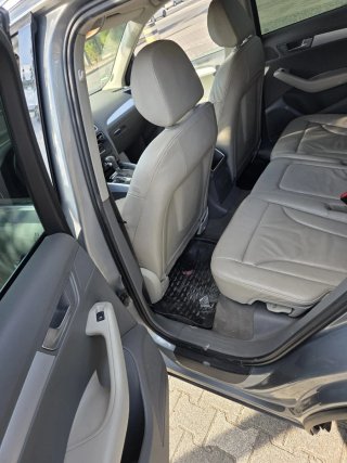 Coche familiar plateado
