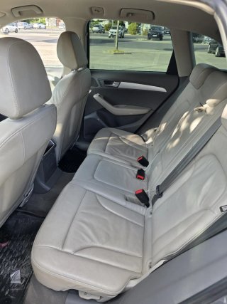 Coche familiar plateado