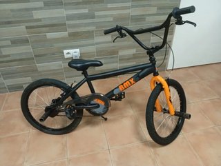Bicicleta BMX Negra y Naranja.