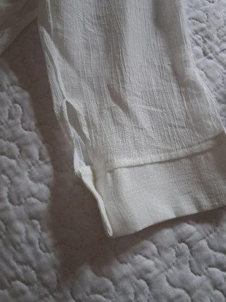 Camisa blanca y gafas de sol