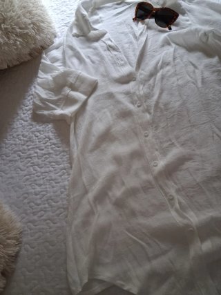 Camisa blanca y gafas de sol
