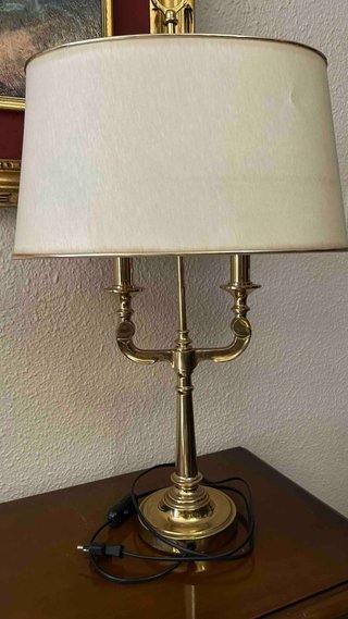 Lámpara de mesa dorada y beige